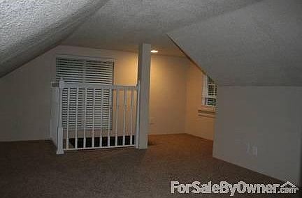 Loft : Great space for office or just to get away overlooking living room below.