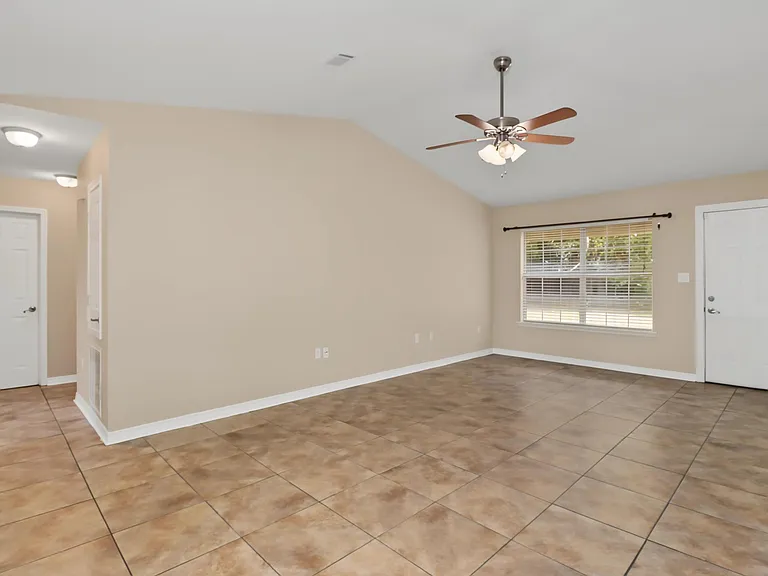 2 Fleetwood Dr — Photo 2