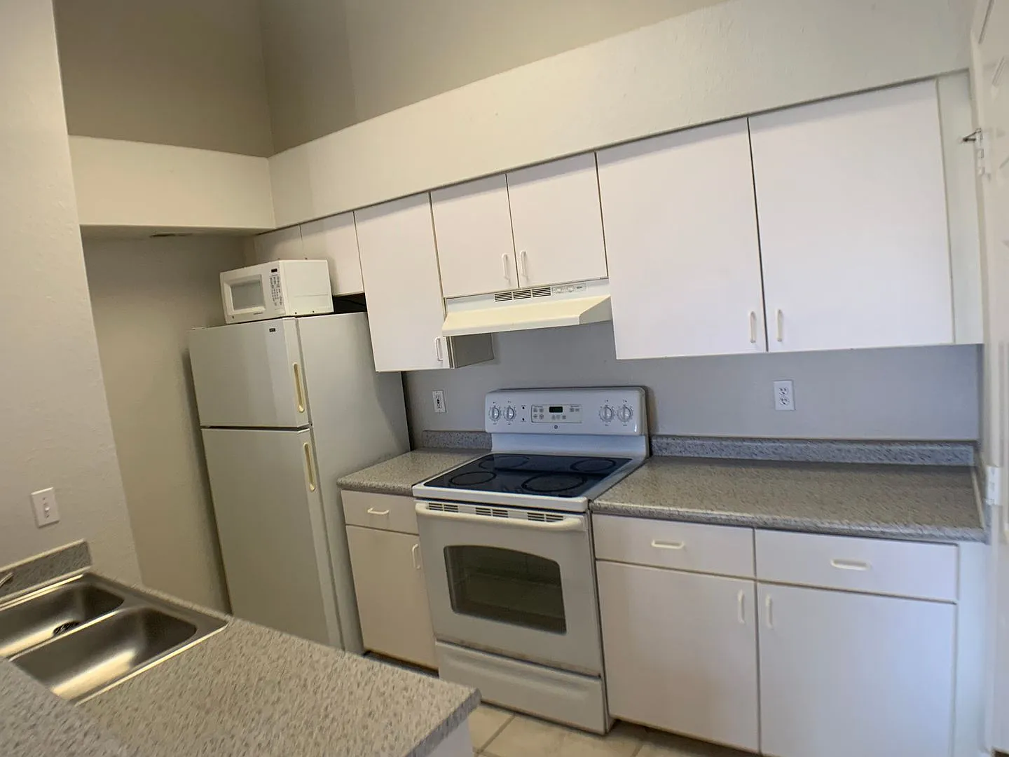 Beautiful 2/2 in an amazing secure community. Half off second month rent — Photo 4