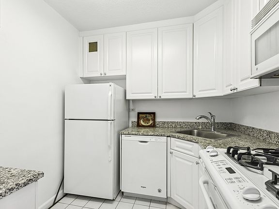3rd image of 300 E 40th St APT 32G