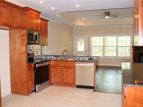 4th image of 44 Lyndhurst Dr
