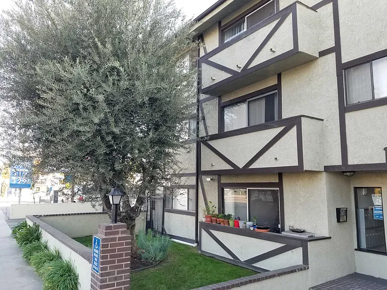 Moorpark St — Photo 3