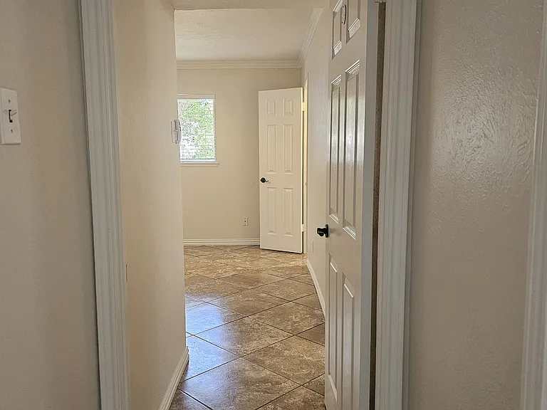 617 Country Ln — Photo 4