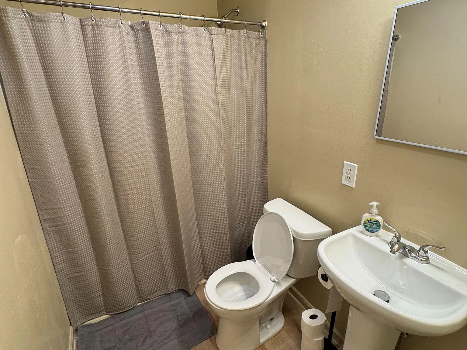 4 bed, 2.0 bath, 1100 sqft, $841 — Photo 2