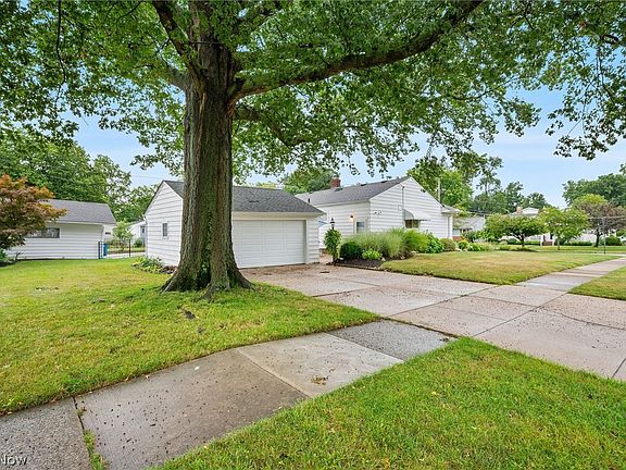 3rd image of 26742 Henry Rd