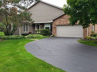 893 Saddlewood Dr, Glen Ellyn, IL 60137