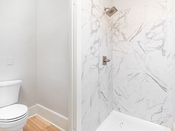 En suite bath, primary bedroom