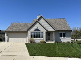 100 Woodlark Ct, Waukesha, WI 53186
