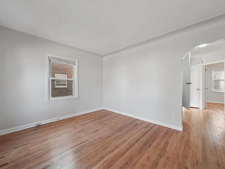 18627 Justine St — Photo 2