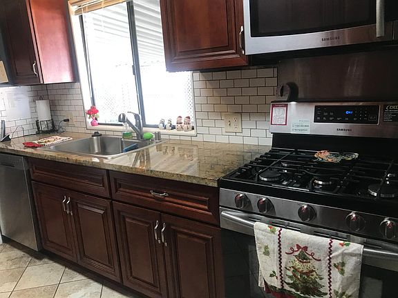 4th image of 12210 Hemlock Dr