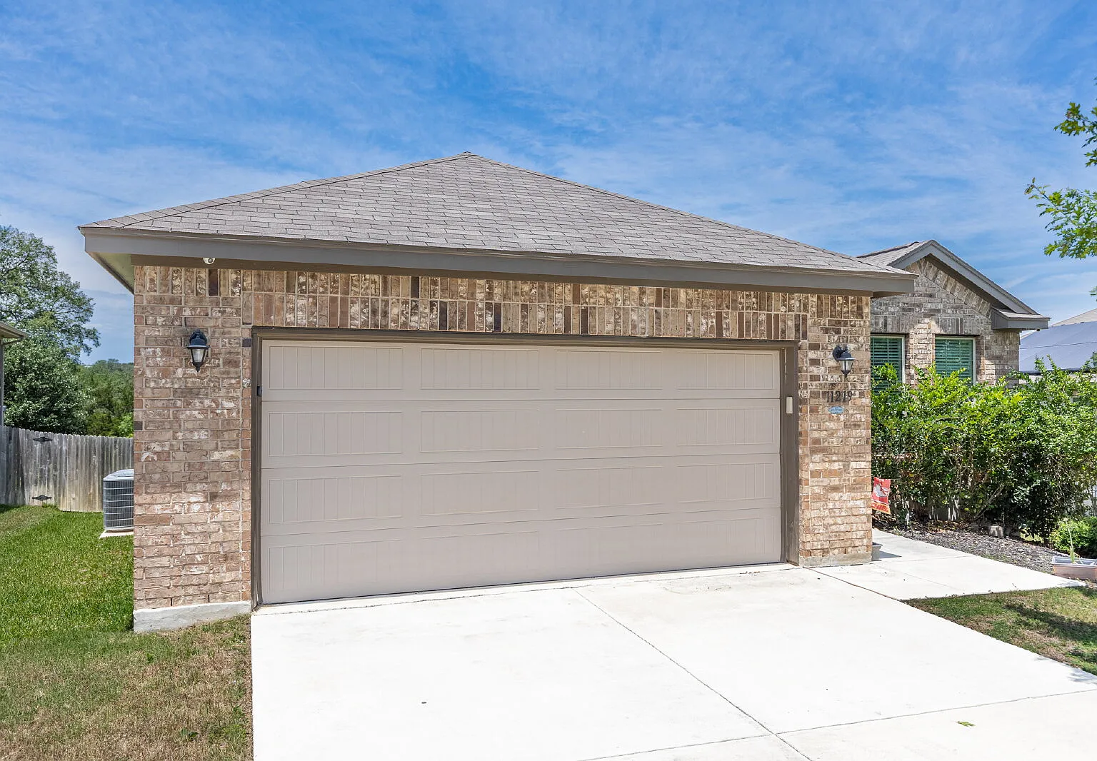 3 bed, 2.0 bath, 1800 sqft, $2,350 — Photo 1