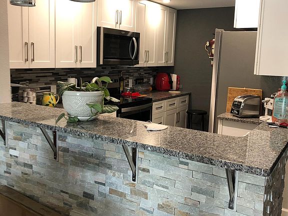 Open kitchen with bar