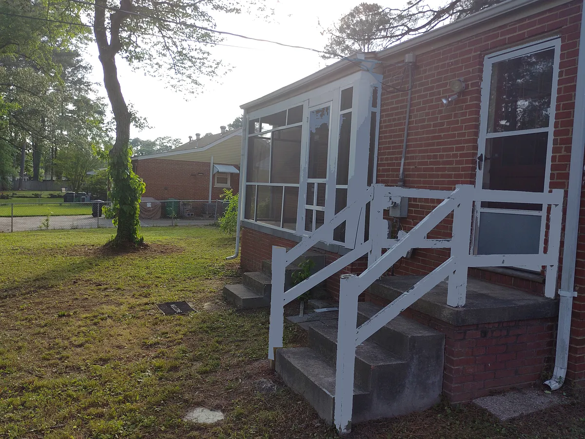 Building Photo - 9013 Sparrow Dr