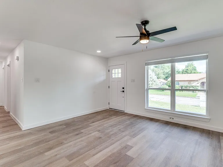 1101 Spring Brook Dr — Photo 2