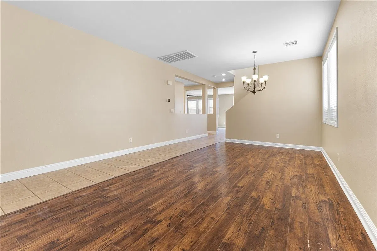 5 bed, 2774 sqft, $3,025 — Photo 4