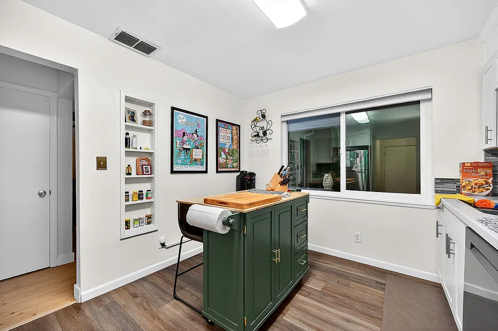 2 bed, 900 sqft, $2,350 — Photo 3