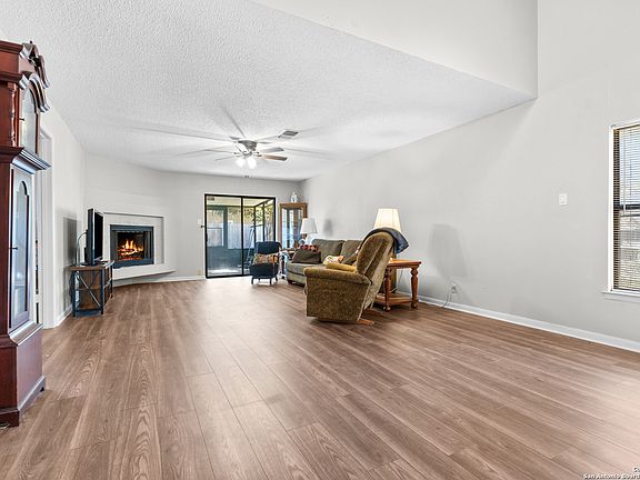 5th image of 10422 Country Bluff
