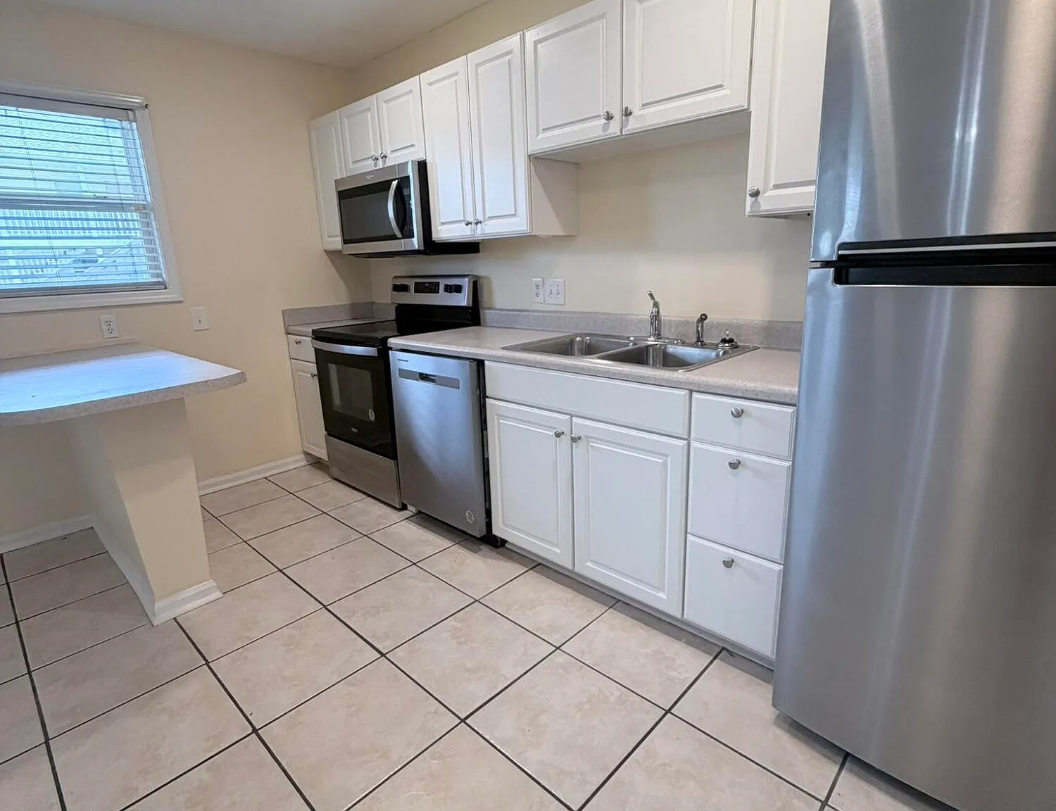 2 bed, 1.5 bath, 745 sqft, $1,600 — Photo 2