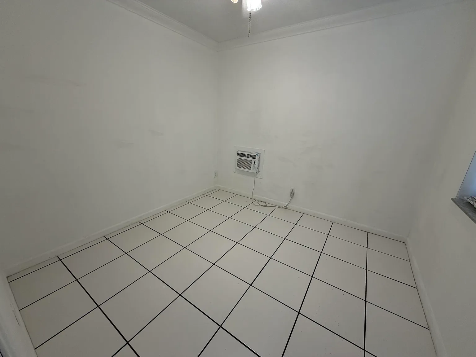 3 bed, 1.0 bath, 4072 sqft, $2,395 — Photo 3