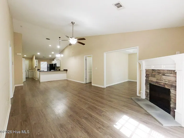 2710 York Ct — Photo 6