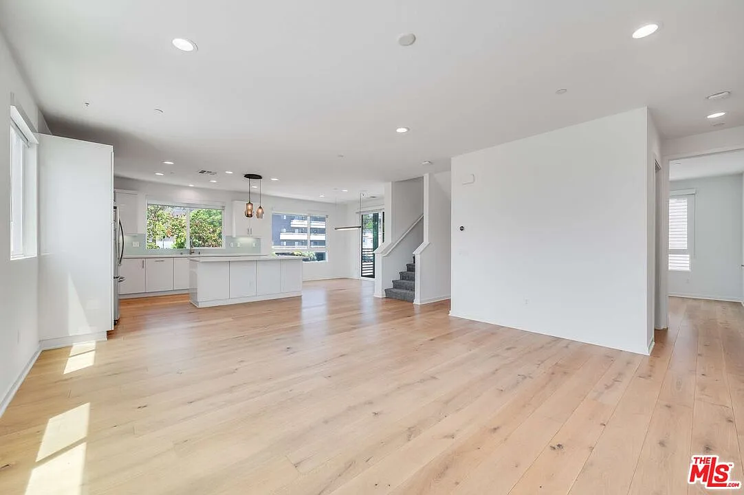 3 bed, 3.0 bath, 2150 sqft, $5,800 — Photo 2