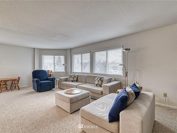 5th image of 909 N I St Unit 410