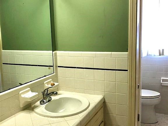 3rd image of 708 Peterson Dr