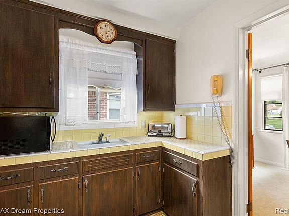 3rd image of 8412 Virgil St