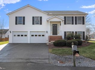 16 Oriole Ln, Falling Waters, WV 25419