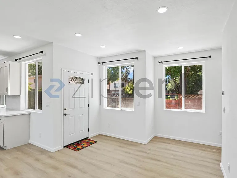 640 Plomosa Ct #B — Photo 6