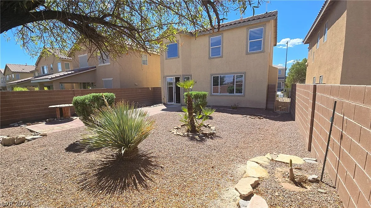 3 bed, 2.5 bath, 1815 sqft, $1,975 — Photo 3