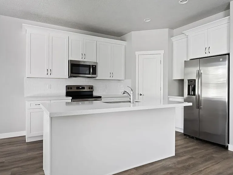 735 E Zekes Ct — Photo 5