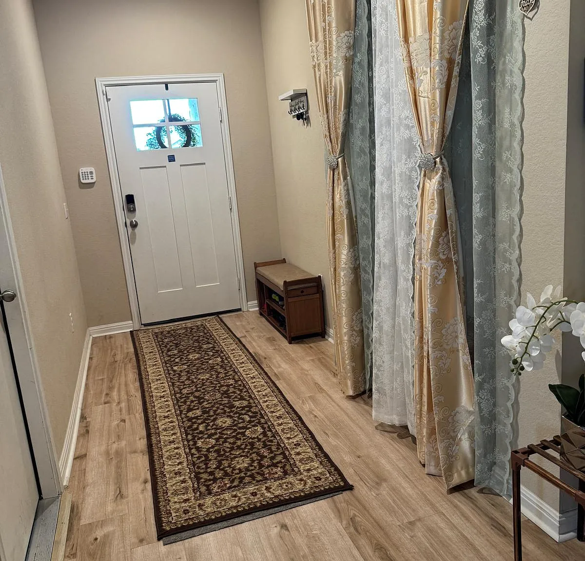 4 bed, 2526 sqft, $2,350 — Photo 3