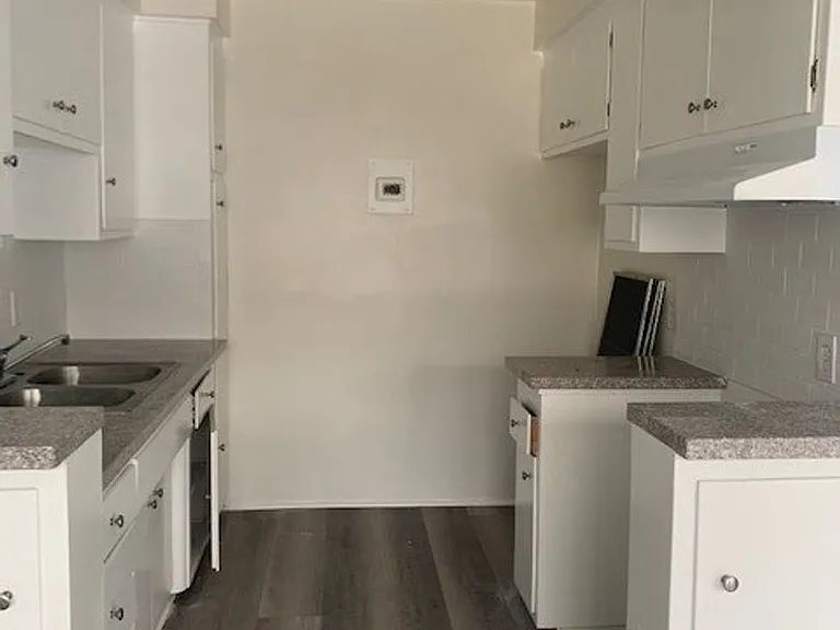327 S Alexandria Ave — Photo 3