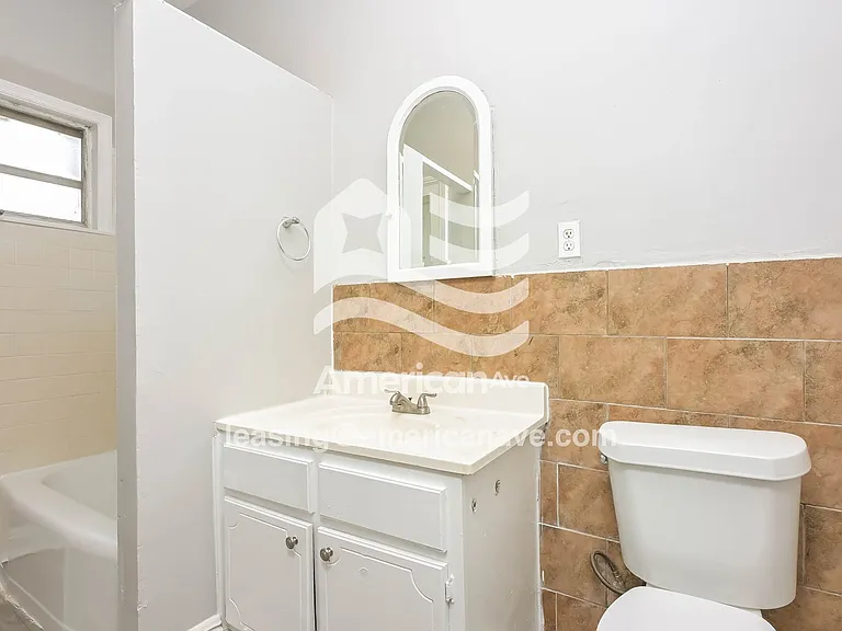 845237_013_bathroom_13.jpg