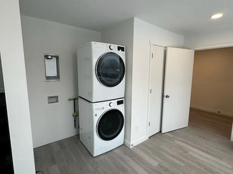498 E Fort Union Blvd — Photo 18