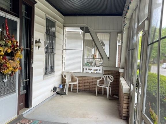 3rd image of 841 E Gum St