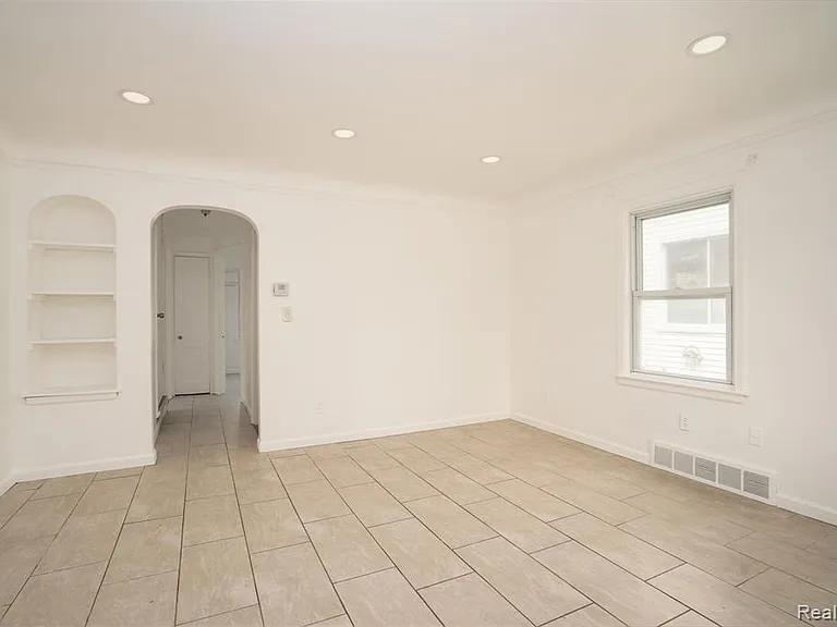 4781 Williamson St — Photo 2