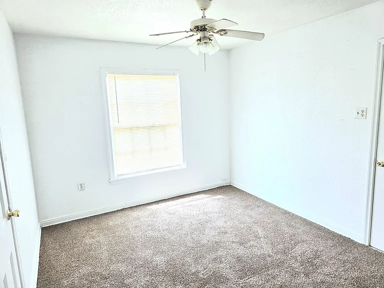2621 Windsor Ave — Photo 4