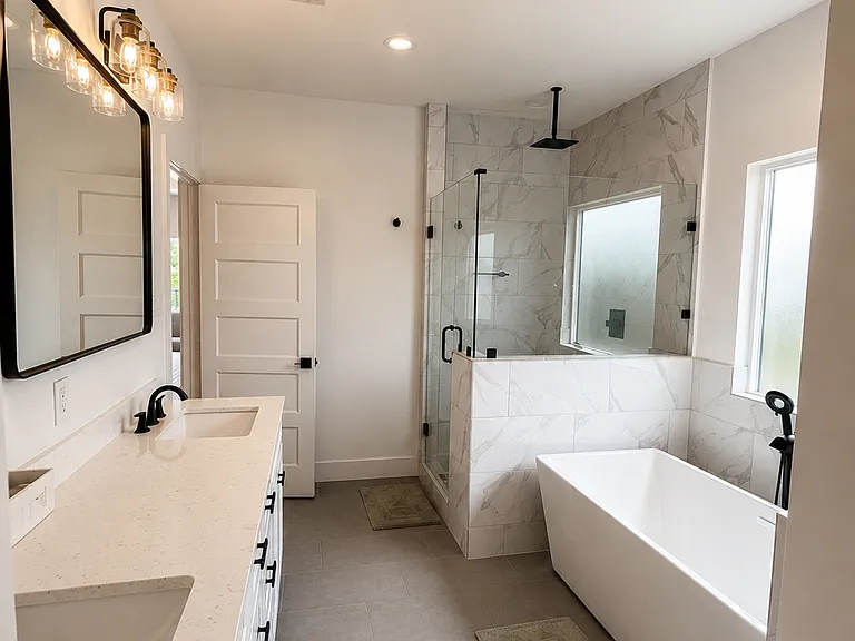 126 Amundsen St #A — Photo 2