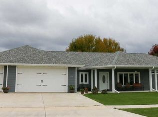 1508 Holiday Dr, Canton, SD 57013