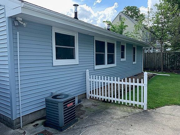 4th image of 1309 Roseland Ave