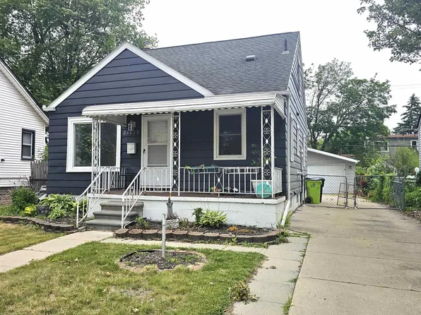 26820 La Salle Ct, Roseville, MI 48066