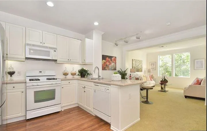 2204 Watermarke Pl #2204 — Photo 3