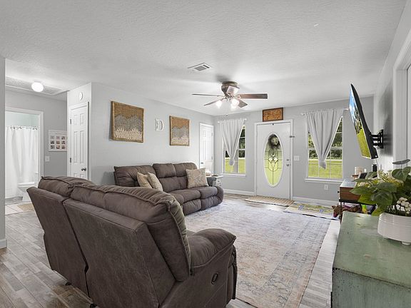 4th image of 198 NE Gloriosa Ln