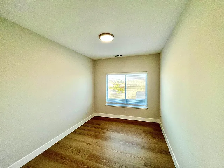 Spectacular, Top Floor 2 Bed/1 Bath Fully Renovated — Photo 9