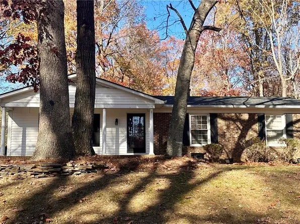 2708 Regents Park Ln, Greensboro, NC 27455