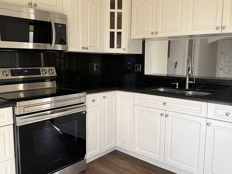 1077 Washington Cir #A — Photo 1