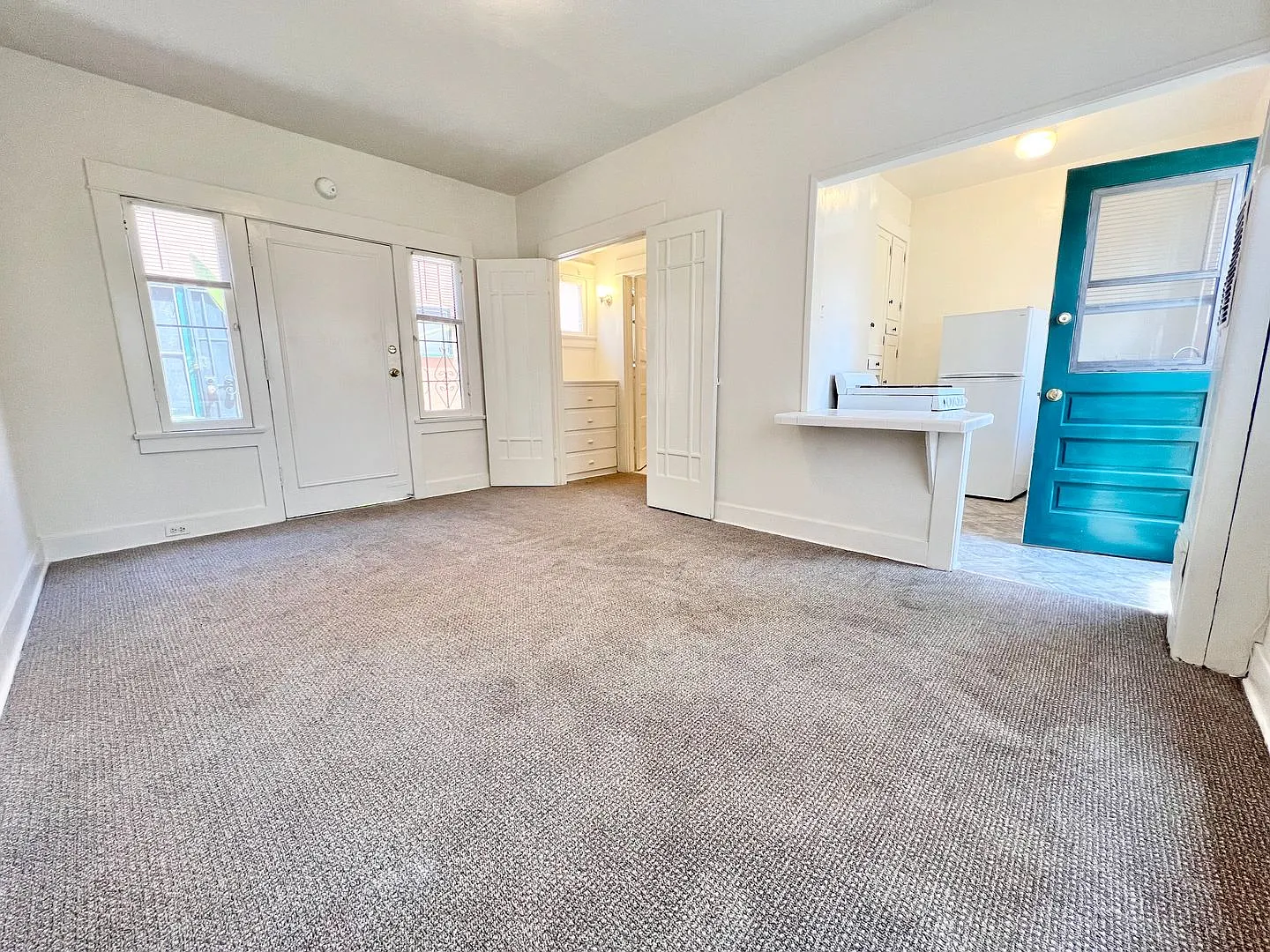 318 Temple Ave — Photo 2