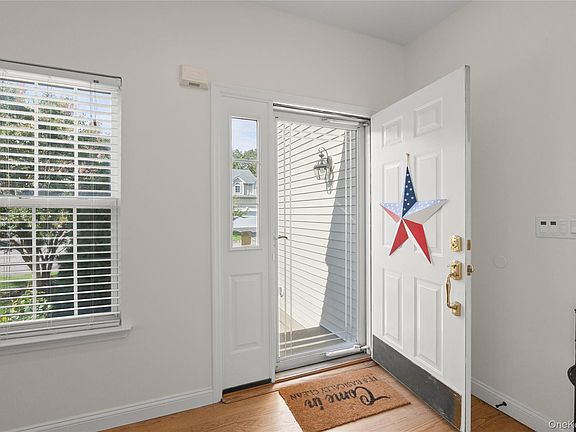 3rd image of 4 Sunflower Ridge Road